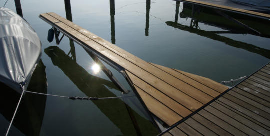Bootssteg aus Holz in der Sonne