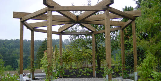 Pergola aus Holz, rund